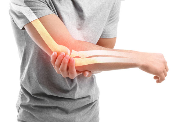 Молодой человек страдает от боли в локте на белом фоне, крупным планом
