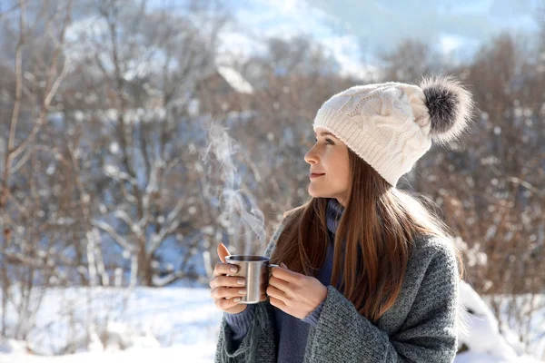 女人与一杯热饮在度假村休息 — 图库照片