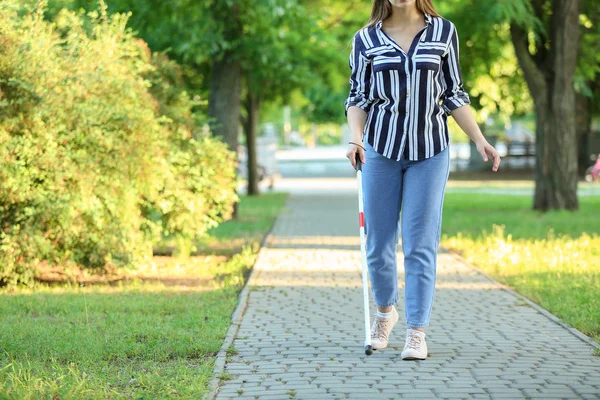 Parkta yürüyen genç kör kadın — Stok fotoğraf