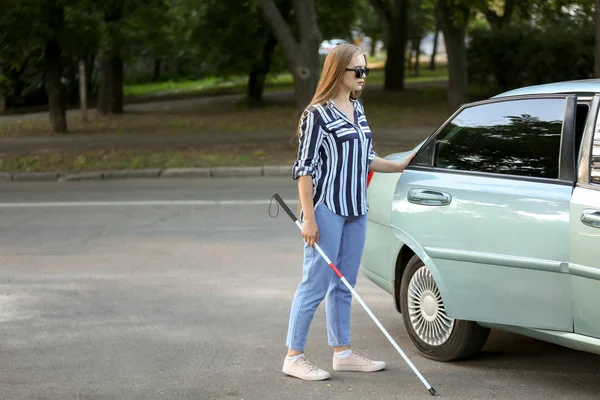 Young blind woman opening car door — Stock Photo, Image