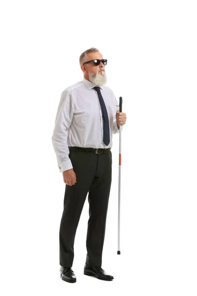 Слепой зрелый мужчина на белом фоне — стоковое фото