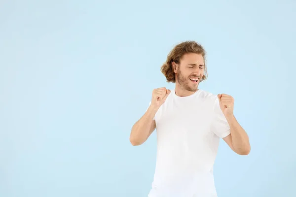 Cool young man dancing against color background — Stock Photo, Image