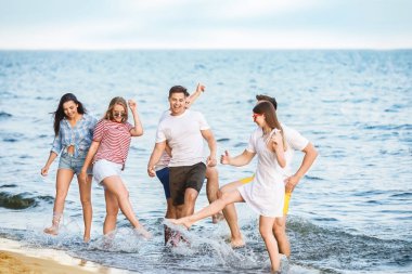 Tatil beldesinde deniz plajında Mutlu arkadaşlar