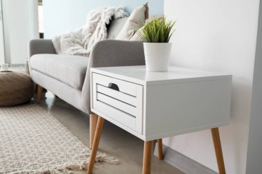 Masası ve kanepesi olan modern bir oda.