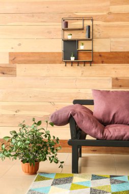 Kanepe ve houseplant ile oda iç