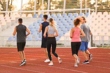 Stadyumda koşan sportif gençler