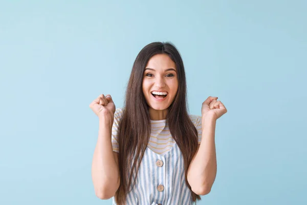 Портрет щасливої молодої жінки на кольоровому фоні — стокове фото