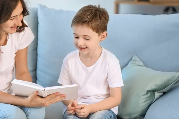 Küçük çocuk ve ablası evde kitap okuyor — Stok fotoğraf