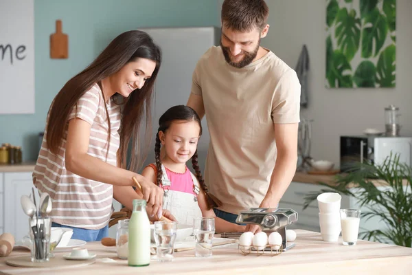 Young family cooking together in kitchen — Stock Photo, Image