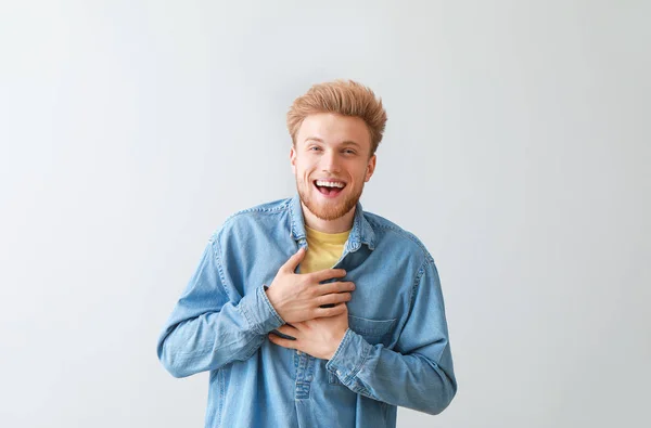 Feliz joven sobre fondo claro — Foto de Stock