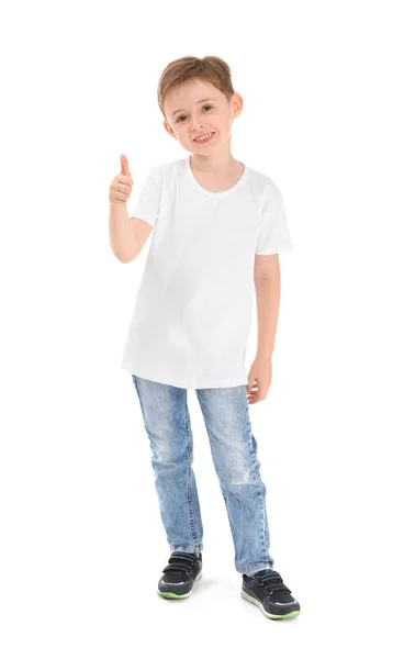 Liten pojke i snygg t-shirt som visar tummen upp på vit bakgrund — Stockfoto
