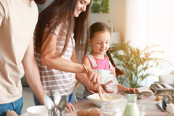 Little girl with parents cooking in kitchen — Stock Photo, Image