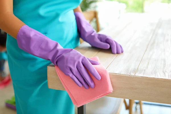 Mesa de limpieza mujer en cocina, primer plano — Foto de Stock