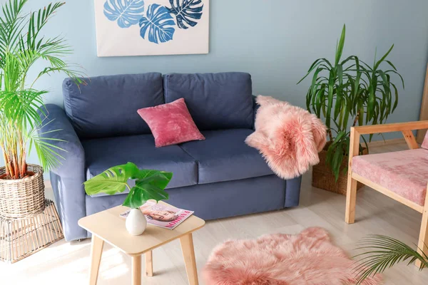 Interieur eines modernen Zimmers mit bequemem Sofa und Zimmerpflanzen — Stockfoto