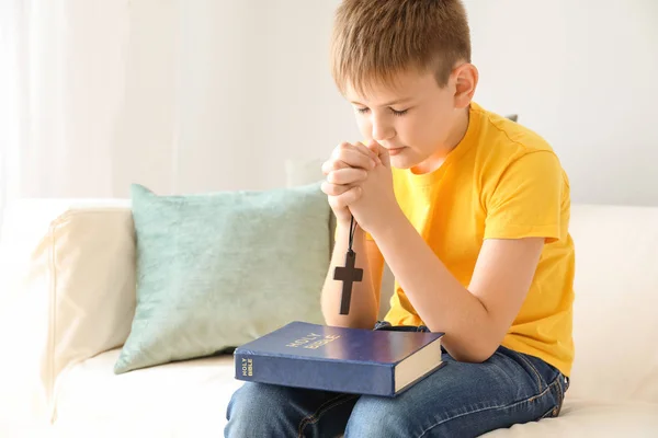 Netter kleiner Junge betet zu Hause — Stockfoto