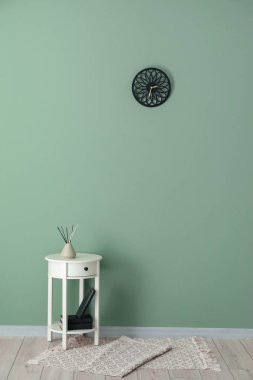 Renk duvarının yakınında modern tablo