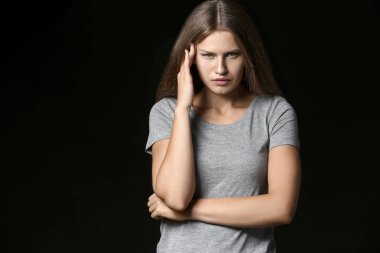 Esmer arka planda stresli genç bir kadın