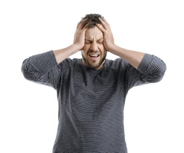 Beyaz arka planda stresli adam