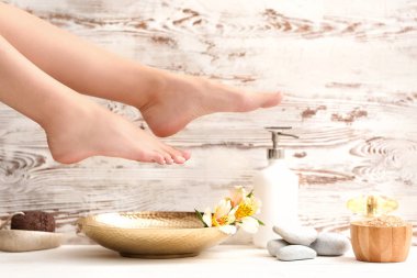 Güzellik salonunda spa pedikür tedavisi sonrası genç kadın