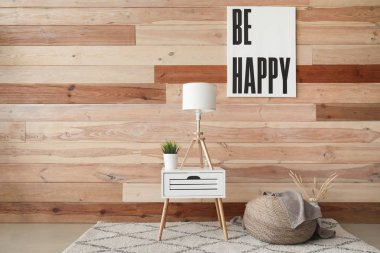 Ahşap duvara yakın odaşık iç