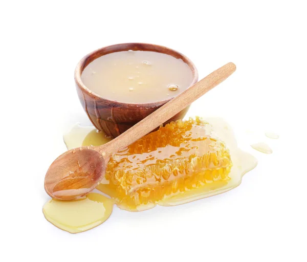 Cuenco de miel dulce, peines y cuchara sobre fondo blanco —  Fotos de Stock
