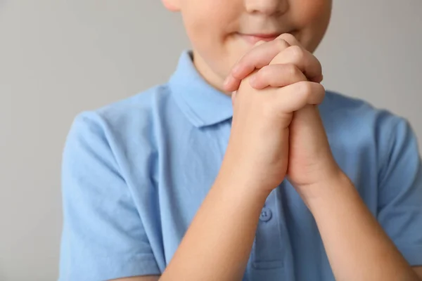 Praying little boy on light background, closeup — Stock Photo, Image