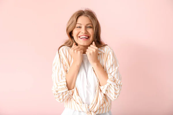 Porträtt av glad ung kvinna på färg bakgrund — Stockfoto