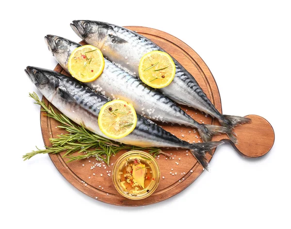 Fedélzeten nyers makréla hal-és fűszerek fehér alapon — Stock Fotó