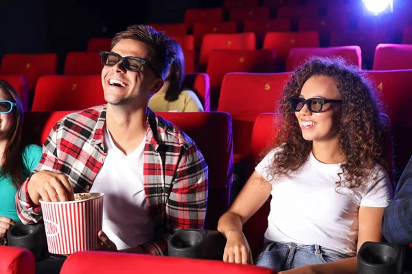Freunde mit Popcorn gucken Film im Kino — Stockfoto
