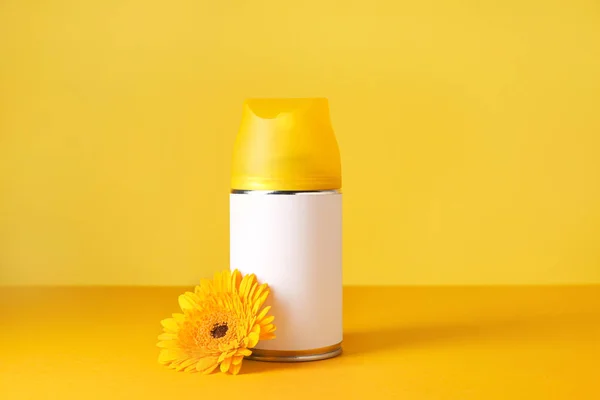 Láhev osvěžovač vzduchu na barevném pozadí — Stock fotografie
