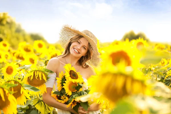 Mulher bonita no campo de girassol no dia de verão — Fotografia de Stock