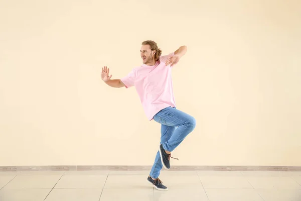 밝은 벽에 춤을 추는 멋진 젊은 남자 — 스톡 사진