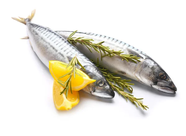 Surové makrely obecné s rozmarýnem a citronem na bílém pozadí — Stock fotografie