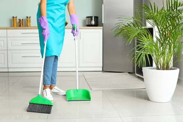 Mujer joven limpiando su cocina — Foto de Stock