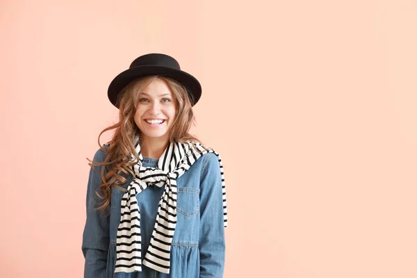 Portrait of happy young woman on color background — Stock Photo, Image
