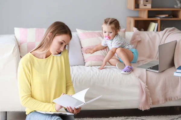 Working mother with her daughter at home — Stock Photo, Image