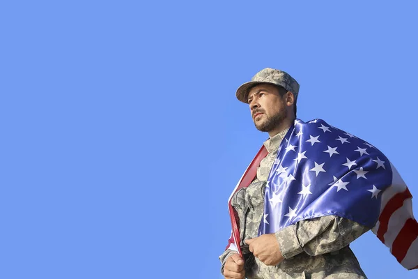 Soldat avec drapeau national des États-Unis à l'extérieur — Photo