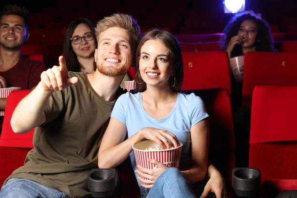 Couple avec pop-corn regarder un film au cinéma Images De Stock Libres De Droits