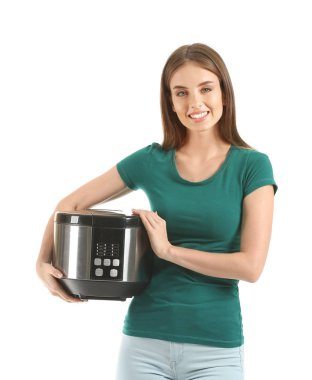 Beyaz arka plan üzerinde modern çoklu ocak ile Kadın