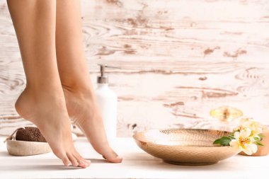 Güzellik salonunda spa pedikür tedavisi sonrası genç kadın