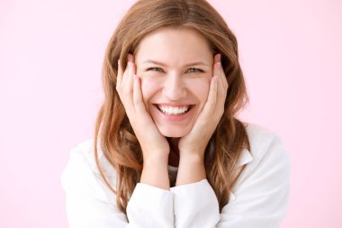 Renkli arka planda mutlu genç bir kadının portresi