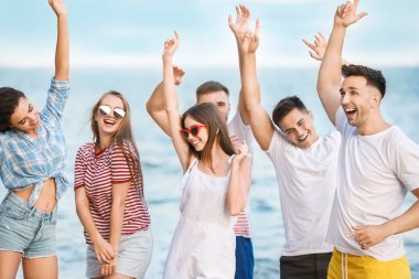 Tatil beldesinde deniz plajında Mutlu arkadaşlar