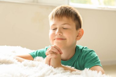 Sevimli küçük çocuk evde dua