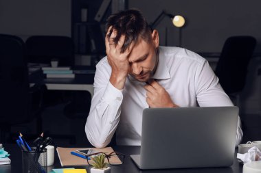 Akşam geç saatlerde işyerinde stresli adam