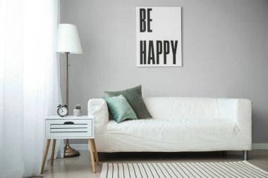 Oturma odasının iç masa ile rahat kanepe