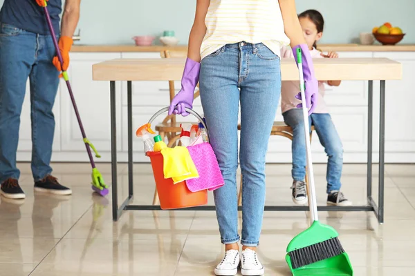 Glückliche Familie putzt gemeinsam Küche — Stockfoto