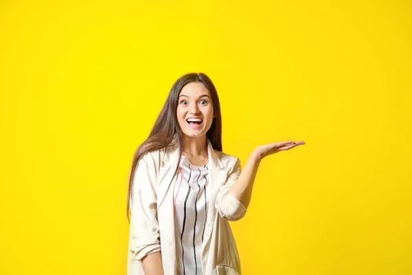 Porträt einer aufgeregten jungen Frau auf farbigem Hintergrund — Stockfoto