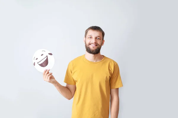 회색 배경에 그려진된 이모티콘 종이 시트를 보유 하는 행복 한 사람 — 스톡 사진