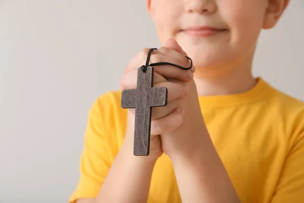 Προσευχόμενη μικρό αγόρι σε φως φόντο, κοντινό πλάνο — Φωτογραφία Αρχείου
