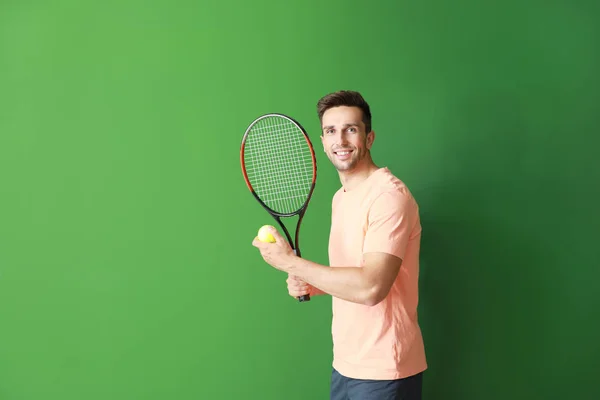 Schöner Tennisspieler auf farbigem Hintergrund — Stockfoto